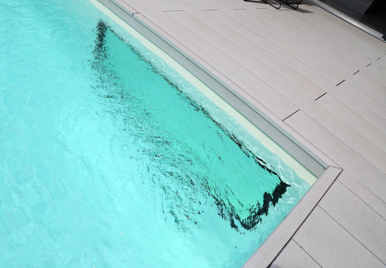 Piscine avec paroi de verre par Aqua System Solutions